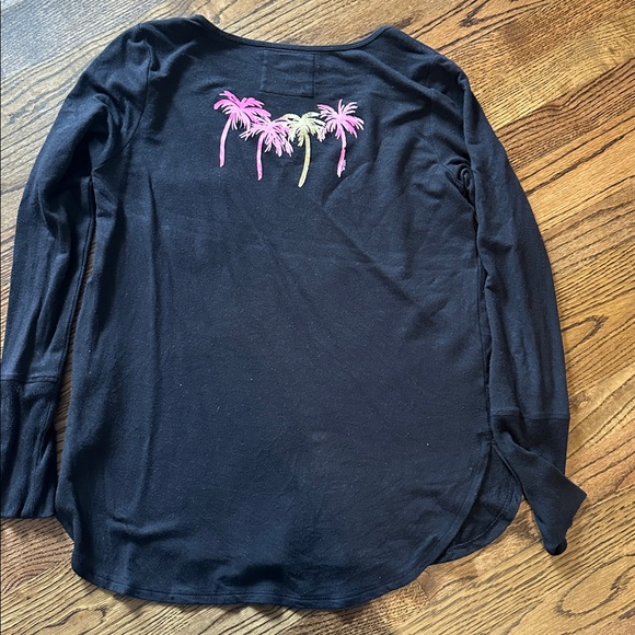 Lilly Pulitzer Luxletic Black Top with Gold Logo - Picture 4 of 5